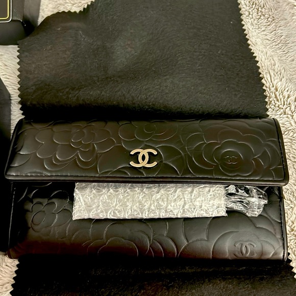 Authentic Chanel wallet - Picture 1 of 9
